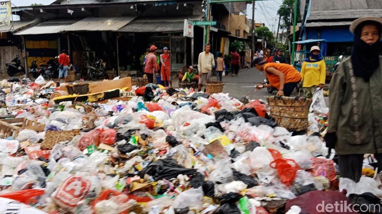 Sampah di LPS Bugis Meluber Tutupi Jalan Sampah di LPS Bugis Meluber Tutupi Jalan