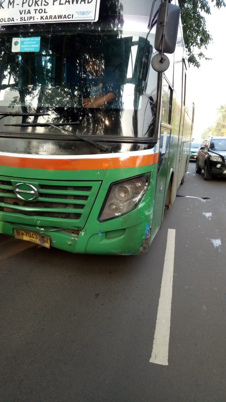 Bus Mayasari Tabrakan Beruntun Dengan Mobil Dan Motor Di Semanggi
