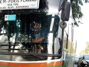 Bus Mayasari Tabrakan Beruntun dengan Mobil dan Motor di Semanggi