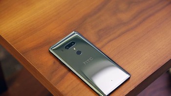 Bodi ponsel ini mengusung material kaca dengan rangka metal. Foto: Sina Mobile