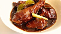 Rasanya yang manis dan gurih membuat hidangan semur ayam digemari banyak orang. Terutama untuk anak-anak. Ini semur ayam milik @selera.ind. Foto: Instagram @selera.ind