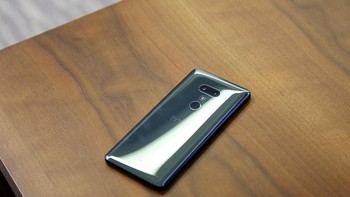 HTC membekali ponsel barunya itu dengan kamera ganda di bagian belakangnya. Kamera utama mengusung sensor wide-angle dengan ukuran 12 MP dan aperture f/1.75.  Foto: Sina Mobile