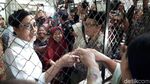 Berkemeja Putih, Sri Mulyani Blusukan ke Pasar Sukoharjo
