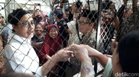 Mengenakan kemeja putih dan celana panjang hitam. Tak cuma mirip dengan pakaian khas Presiden Joko Widodo (Jokowi), Sri Mulyani kemudian masuk ke dalam pasar menyapa satu per satu pedagang yang ada di dalam pasar.