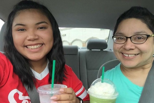 Tahun keempat, di hari pertama saat SMA kelas 3. Keduanya masih foto selfie dengan minuman di tangan mereka. Foto: Twitter/@nanatat07