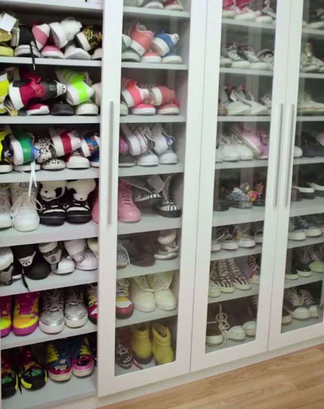 Aktris dan penyanyi 34 tahun ini punya ruang khusus untuk menyimpan koleksi sneakers-nya. Foto: Vogue Korea, Instagram/@daraxxii