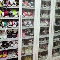 Aktris dan penyanyi 34 tahun ini punya ruang khusus untuk menyimpan koleksi sneakers-nya. Foto: Vogue Korea, Instagram/@daraxxii