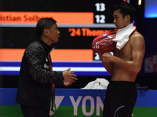 Badan kekar atlet 20 tahun ini sebelumnya sudah suskes bikin gagal fokus di pertandingan Asian Games 2018 yang digelar Jumat (24/8/2018). Riuh penonton menggelora saat Jojo berganti pakaian. Kejadian tersebut juga ramai dibahas di media sosial. (Foto: Puspa Perwitasari/ANTARA FOTO)