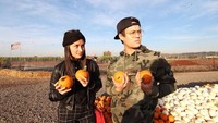 Eits, dara cantik ini sudah punya pacar lho. Ia dan pacaarnya kompak termasuk saat berpose kocak dengan labu ini. Foto: Instagram lizasoberano