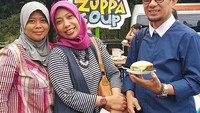 Selain sajian tradisional, Ustaz Wijayanto ternyata suka makan sajian sup yang hangat dan gurih bertopping puff pastry, zuppa soup. Ia memakan sajian itu saat mengikuti acara tutup tahun ajaran Bina Anak Sholeh, pesantren yang ia bina. Foto: Instagram ustad_wijayanto