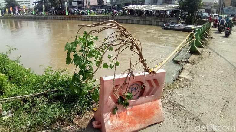 Sopir Pikap yang Tercebur di Kalimalang Masih Dicari Sopir Pikap yang Tercebur di Kalimalang Masih Dicari