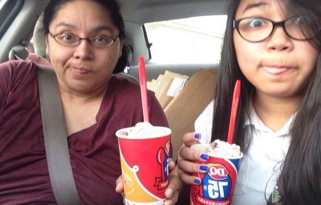 Tahun kedua, hari pertama masuk SMA. Kali ini pasangan ibu-anak itu membeli masing-masing satu gelas es krim Dairy Queen. Foto: Twitter/@nanatat07