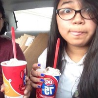 Tahun kedua, hari pertama masuk SMA. Kali ini pasangan ibu-anak itu membeli masing-masing satu gelas es krim Dairy Queen. Foto: Twitter/@nanatat07