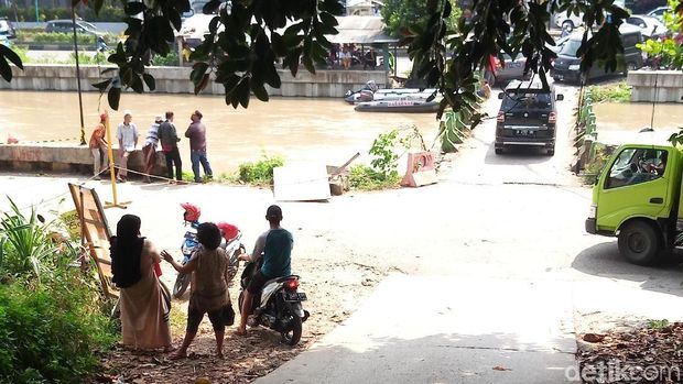 Jalan Haji Santung lokasi terceburnya mobil pikap ke Kalimalang, Sabtu (26/5/2018)