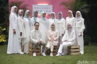Cerita Manis di Balik Desain Hijab Besutan Dian Pelangi dan Barli Asmara