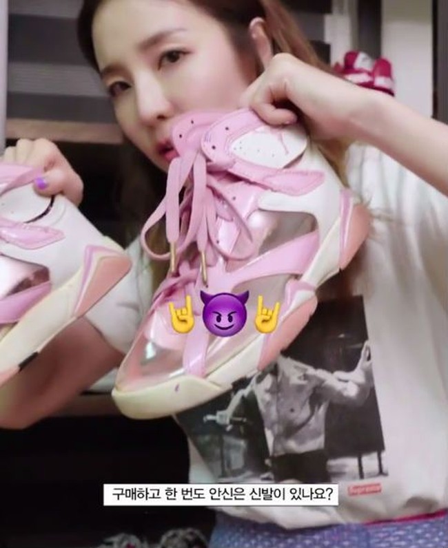 Dara suka mengoleksi sneakers limited edition dari berbagai merek. Mulai dari Nike, Adidas, Chanel hingga Balenciaga. Ia bahkan punya setumpuk sneakers keluaran brand Yeezy milik Kanye West. Foto: Vogue Korea, Instagram/@daraxxii