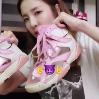 Dara suka mengoleksi sneakers limited edition dari berbagai merek. Mulai dari Nike, Adidas, Chanel hingga Balenciaga. Ia bahkan punya setumpuk sneakers keluaran brand Yeezy milik Kanye West. Foto: Vogue Korea, Instagram/@daraxxii