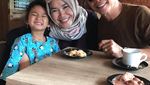 Ini 10 Gaya Kulineran Umi Kalsum, Ibu Ayu Ting Ting yang Hits di Instagram