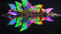 Bangunan Sydney Opera House terlihat mempesona saat diterangi cahaya lampu dalam Festival Vivid Sydney 25 Mei 2018. Brendon Thorne/ Getty Images.