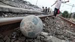Ngabuburit Sambil Main Bola di Pinggir Rel