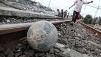 Bola dari plastik tersebut tampak mampir di tengah rel.