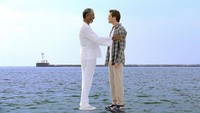 Ada pula penampilan Morgan Freeman berperan sebagai Tuhan dalam Bruce Almighty. Ia beradu akting dengan Jim Carrey di film tersebut. Foto: imdb.