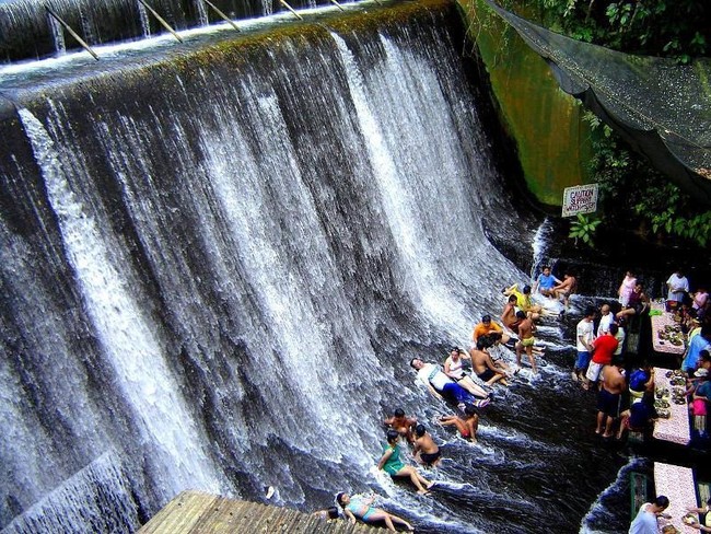 Air terjun di restoran ini sebenarnya bukan air terjun alami, tapi dialirkan dari sebuah bendungan di dekat lokasi restoran. Foto: Dok. Pandotrip