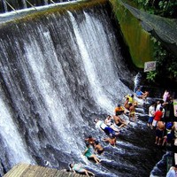 Air terjun di restoran ini sebenarnya bukan air terjun alami, tapi dialirkan dari sebuah bendungan di dekat lokasi restoran. Foto: Dok. Pandotrip