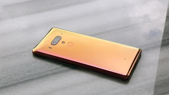 HTC U12+ dilengkapi Google Assistant dan Amazon Alexa, dan khusus untuk versi China, asisten digitalnya adalah Baidu Assistant. Foto: Sina Mobile