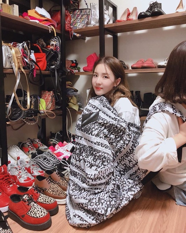 Berniat borong sepatu nih, Dara? Lihat saja, dia membawa tas super besar yang sampai muat dengan ukuran tubuh mungilnya. Foto: Vogue Korea, Instagram/@daraxxii