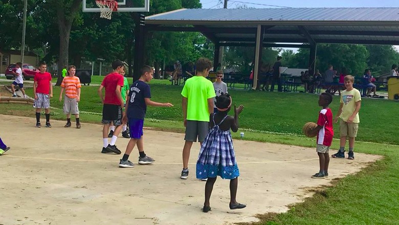 Video Anak Main Basket Ini Buktikan Perbedaan Itu Indah/ Foto: Facebook Christy Lee Video Anak Main Basket Ini Buktikan Perbedaan Itu Indah/ Foto: Facebook Christy Lee