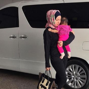 Jakarta, CNBC Indonesia - Saat mendampingi suami, para istri 