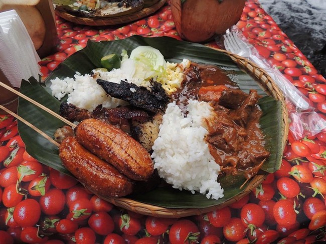 Restoran menawarkan kuliner lokal khas Filipina. Tersedia dalam menu buffet yang bisa diambil sepuasnya. Foto: @daelive