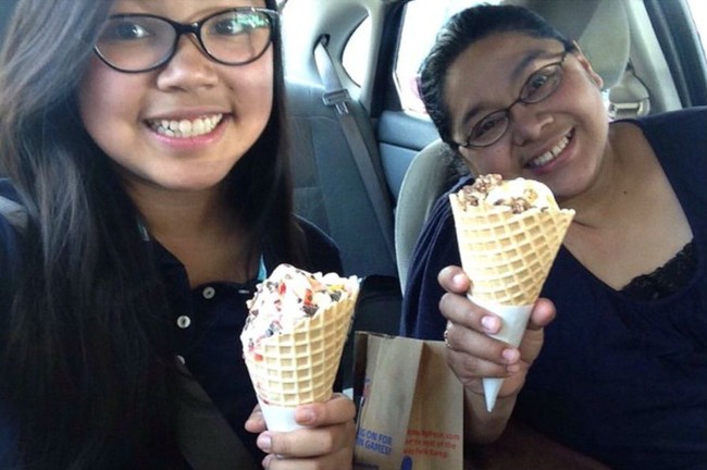 Ini foto tahun pertama, di hari pertama ia masuk SMP kelas 3. Keduanya tampak memamerkan es krim dengan bahagia. Foto: Twitter/@nanatat07