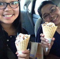 Ini foto tahun pertama, di hari pertama ia masuk SMP kelas 3. Keduanya tampak memamerkan es krim dengan bahagia. Foto: Twitter/@nanatat07