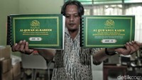 Seorang pekerja mencetak Al Quran braile dengan sistem komputerisasi di Yayasan Tunanetra Raudlatul Makfufin di Kelurahan Buaran, Serpong, Tangerang Selatan, Sabtu (26/5/2018).