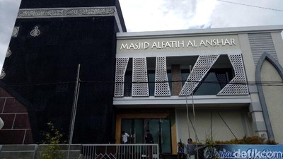 Foto: Masjid di Makassar yang Mirip Kabah