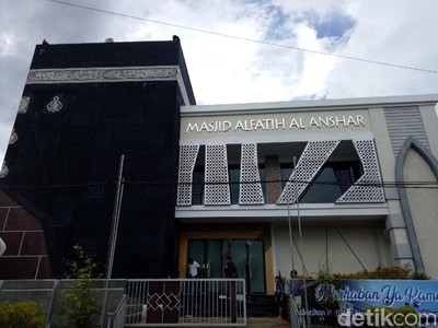 Foto: Masjid di Makassar yang Mirip Kabah Foto: Masjid di Makassar yang Mirip Kabah