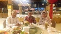 Semangkuk sup, tahu goreng hingga satu buah kelapa muda jadi menu makan malam Ustaz Wijayanto saat berada di Klaten. Kala itu, ia makan bersama beberapa anggota Pemerintah Daerah Klaten. Foto: Instagram newmerapiresto