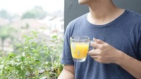 Wah sedang memegang minuman apa tuh? Kalau lihatnya di bulan Puasa begini jadi tergoda banget ya. Foto: Instagram @juniorliem