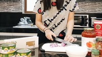 Di Filipina ia laris menjadi bintang iklan. Ini pose Liza saat sedang masak menggunakan tuna kalengan favoritnya. Foto: Instagram lizasoberano