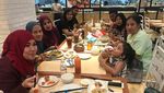 Ini 10 Gaya Kulineran Umi Kalsum, Ibu Ayu Ting Ting yang Hits di Instagram