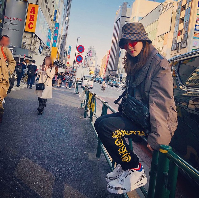 Gemar tampil street style, sneakers memang jadi andalannya untuk bergaya. Selain koleksi limited edition, Dara juga menyukai koleksi klasik dari merek-merek fashion ternama. Foto: Vogue Korea, Instagram/@daraxxii