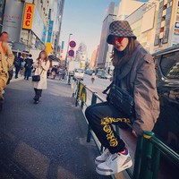 Gemar tampil street style, sneakers memang jadi andalannya untuk bergaya. Selain koleksi limited edition, Dara juga menyukai koleksi klasik dari merek-merek fashion ternama. Foto: Vogue Korea, Instagram/@daraxxii