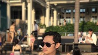 Luxury tulis Angga dalam captions fotonya. Ia lagi asyik minum segelas minuman dingin sambil berendam di kolam renang. Foto: Instagram @anggawijaya88