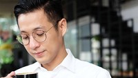 Gayanya seperti mau berangkat ke kantor ya. Dengan mengenakan kemeja putih dan kaca mata, ayah dari Theodore Iori Liem ini tengah asyik menikmati kopi. Foto: Instagram @juniorliem