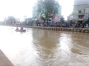Warga Menyemut Lihat Pencarian Sopir Pikap Tercebur di Kalimalang