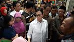 Berkemeja Putih, Sri Mulyani Blusukan ke Pasar Sukoharjo