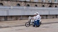 Polisi yang menggunakan sepeda motor saja bisa dibilang hal baru di Korea Utara. Foto: Someday Bike