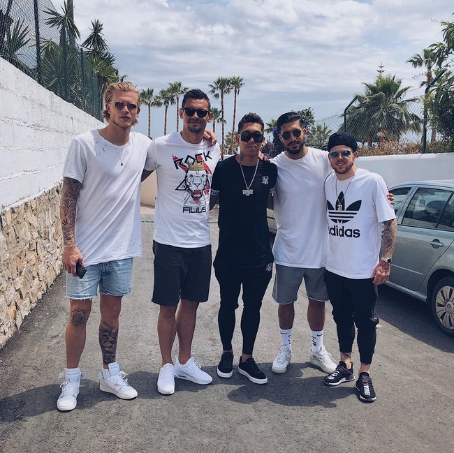 Loris Karius termasuk pemain sepakbola yang berpenampilan stylish saat sedang tidak berada di lapangan bola. Lihat saja gayanya ini memakai kaus putih dan sneakers putih, ketika berkumpul bersama rekan setimnya di Liverpool. Foto: Dok. Instagram